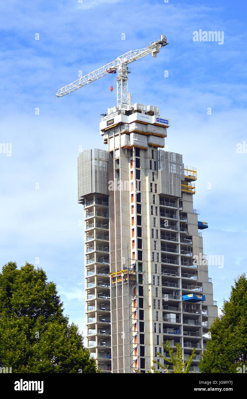 Torre de nueva construcción para el Imperial College alojamiento para estudiantes en la ciudad blanca Foto de stock