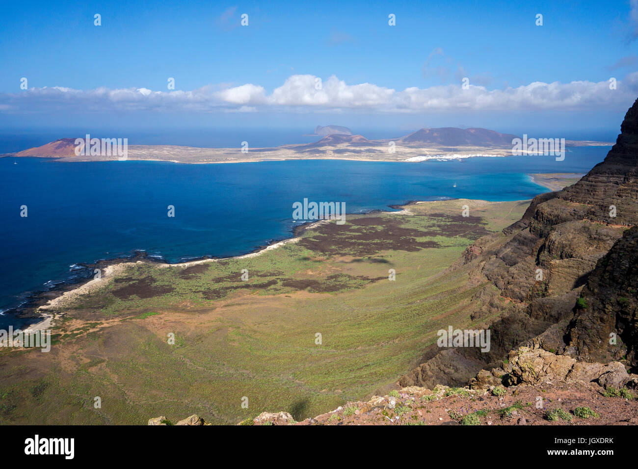 Blick vom Mirador de Guinate auf die insel la Graciosa, Lanzarote, KANARISCHE INSELN, Europa | ver desde el Mirador de Guinate a la isla de la graciosa, lan Foto de stock