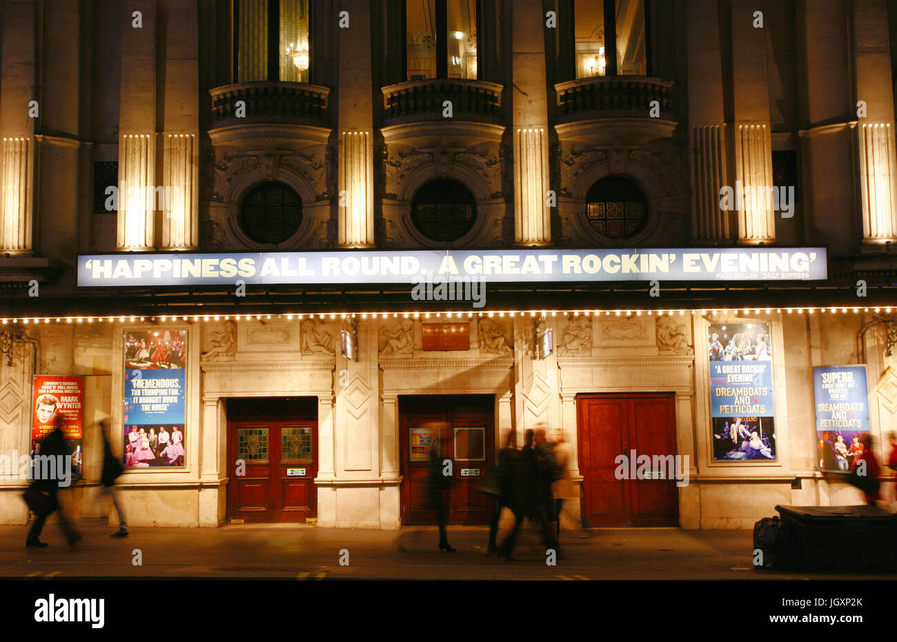 Londres, Reino Unido - 11 de diciembre de 2012: Vista exterior de Wyndham's Theatre, West End Theatre, ubicado en Charing Cross Road, la ciudad de Westminster desde 1899 Foto de stock