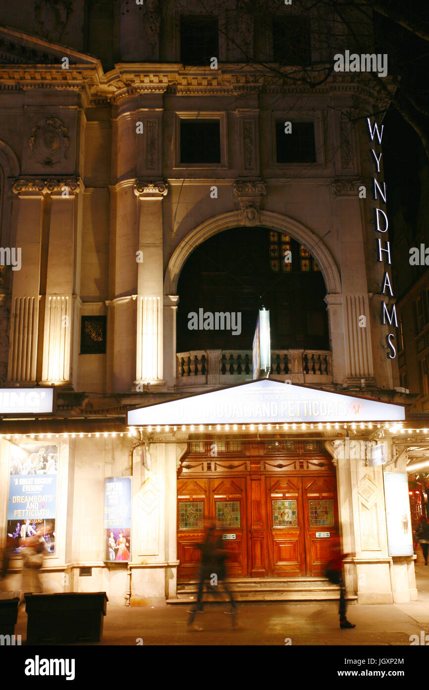 Londres, Reino Unido - 11 de diciembre de 2012: Vista exterior de Wyndham's Theatre, West End Theatre, ubicado en Charing Cross Road, la ciudad de Westminster desde 1899 Foto de stock