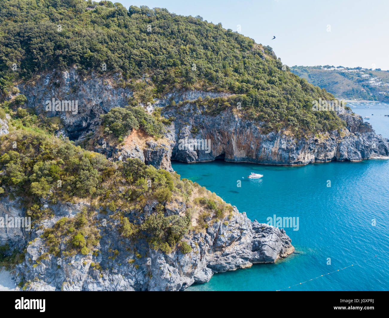 Costa de Calabria, vista aérea, San Nicola Arcella, provincia de Cosenza. 06/26/2017. La playa y el Mar Tirreno, calas y promontorios con vistas Foto de stock