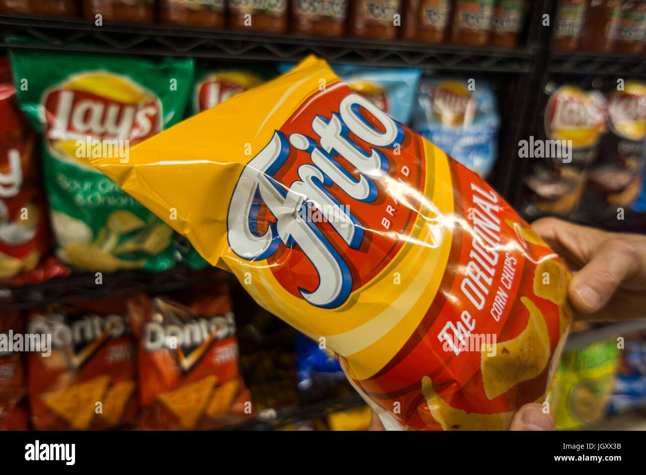 Implementar Marchitar carne Un comprador exigente elige una bolsa de maíz frito chip aperitivos en un  supermercado en Nueva York el lunes, 10 de julio de 2017. PepsiCo está  previsto liberar su segundo trimestre ganancias