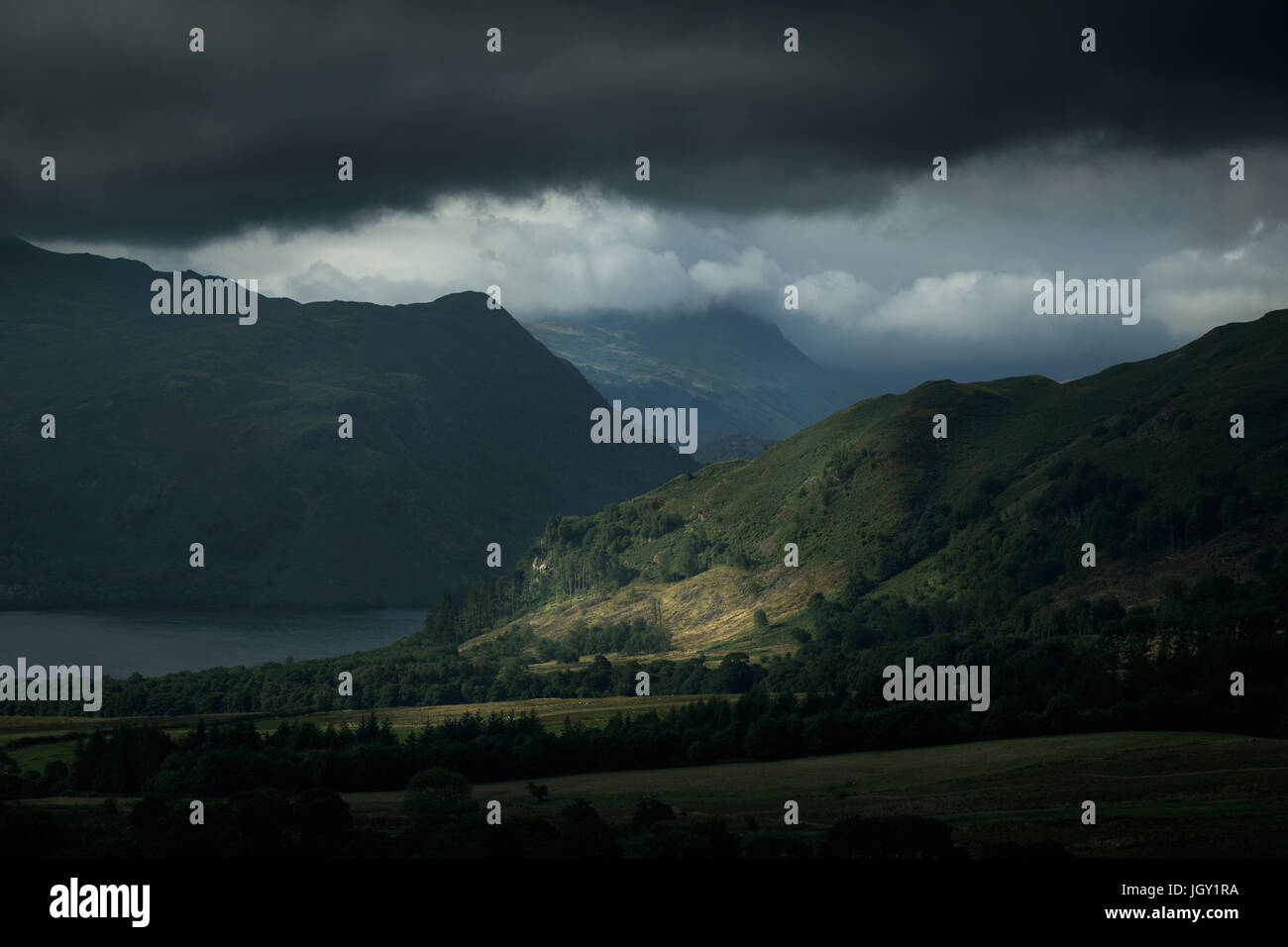 Ullswater y nubes de tormenta, el Lake District, RU Foto de stock