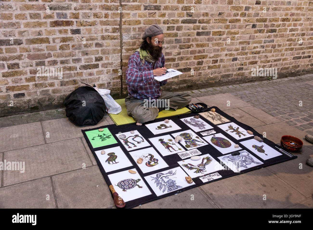 Londres, Reino Unido - 1 Julio 2017: artista callejero vende sus obras en las calles de Londres. Foto de stock