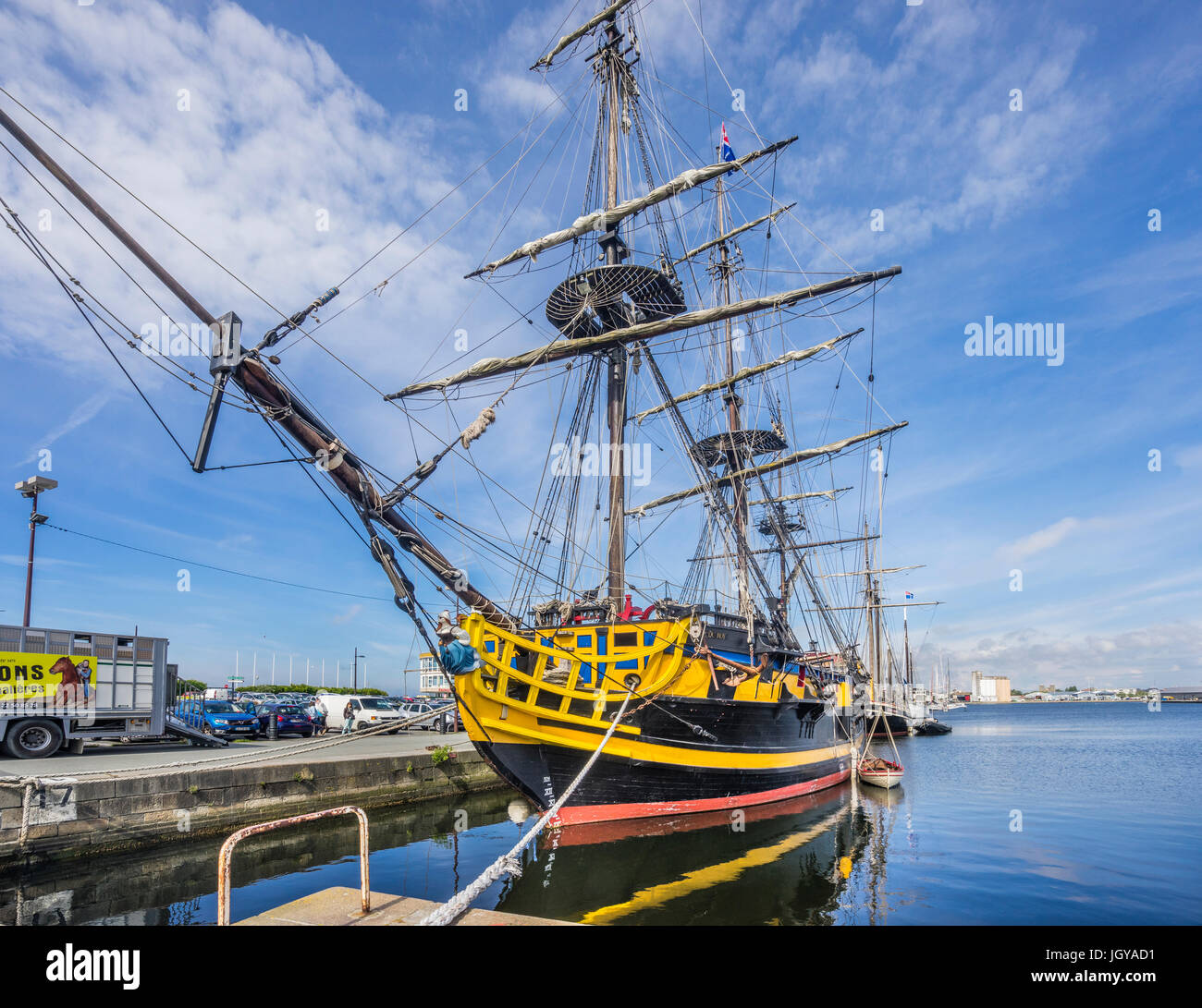 Francia, Bretaña, Saint-Malo, el puerto, la fragata de tres mástiles Etoille du Roy representa una nave en edad Nelson Foto de stock
