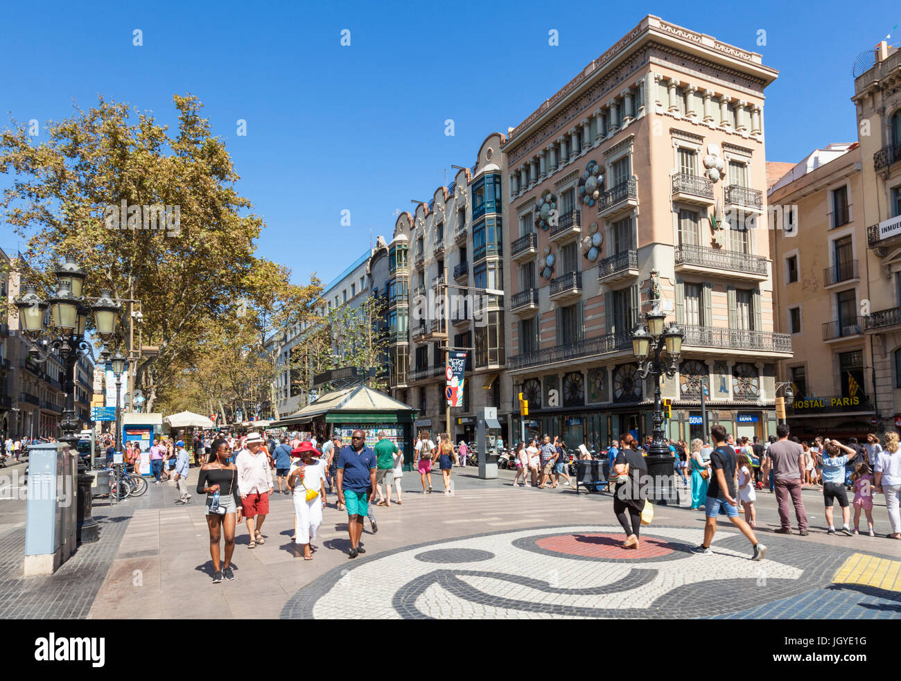 Barcelona Catalunya España Las Ramblas turistas paseando por las Ramblas  Barcelona Las Ramblas, la rambla de BARCELONA Cataluña Europa ue Fotografía  de stock - Alamy