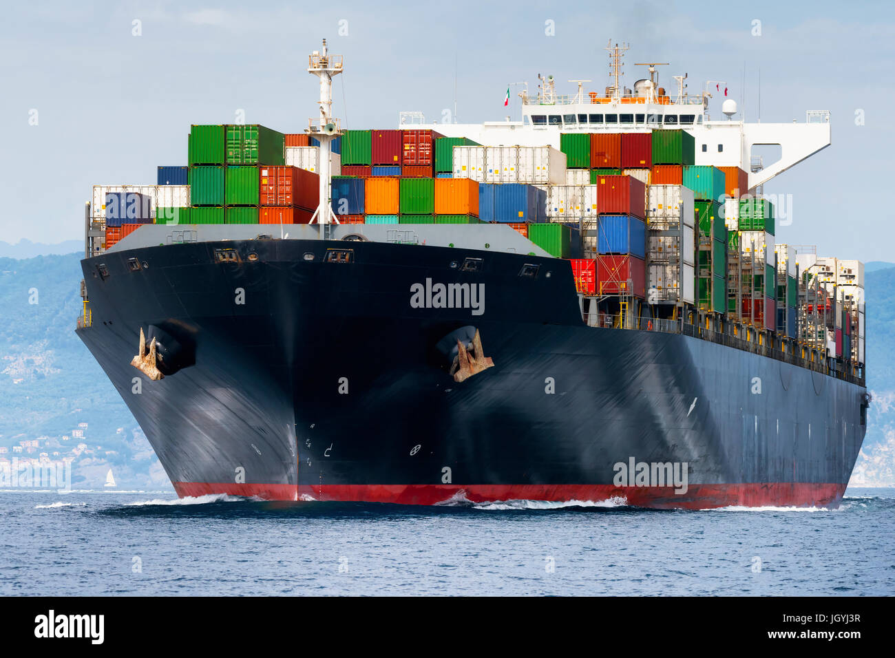Buque de carga internacional de contenedores, el transporte de carga encaja el concepto de envío Foto de stock