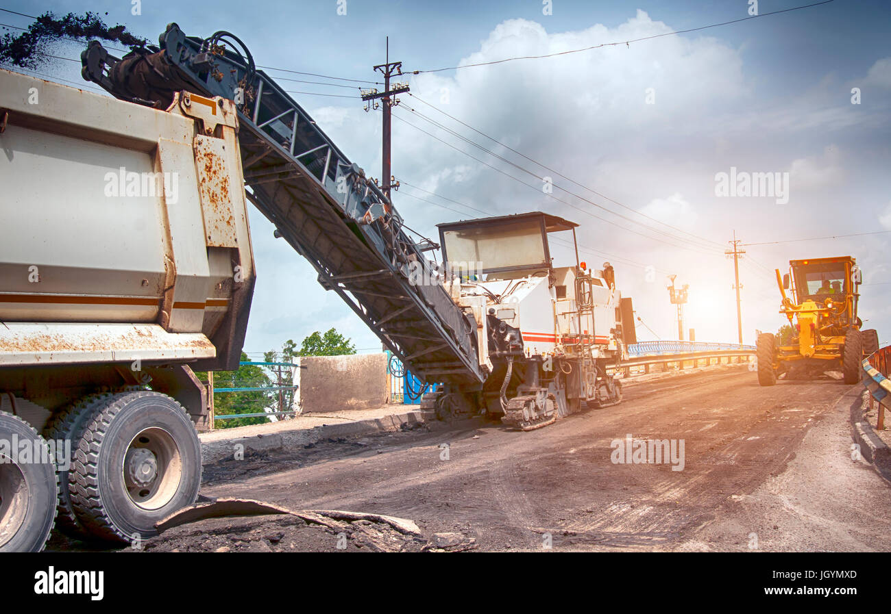 Fresadora grande quitando un viejo de capas de pavimento a plena  profundidad Fotografía de stock - Alamy