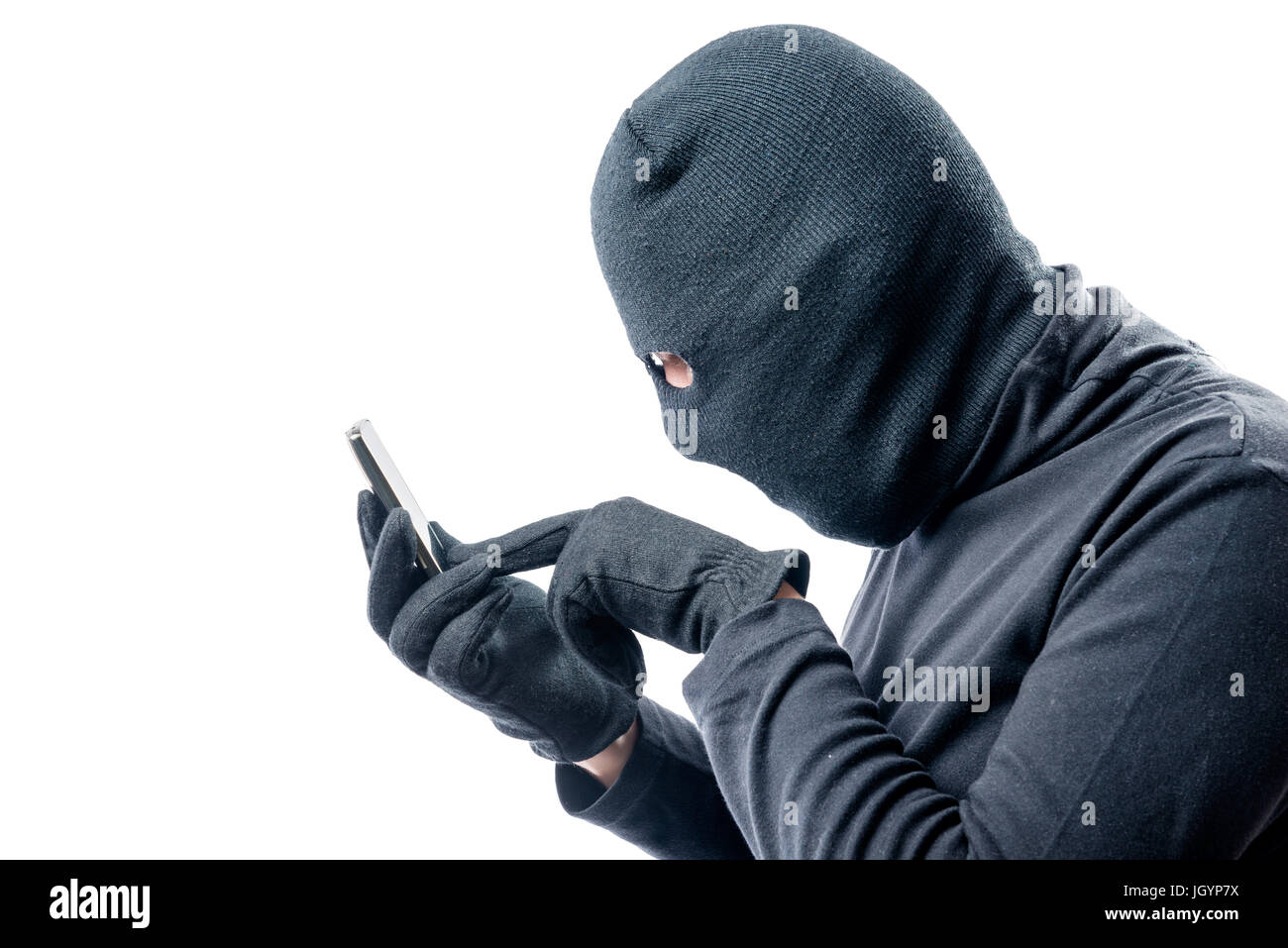 Retrato de un hacker con el robo de un teléfono móvil en un fondo blanco. Foto de stock