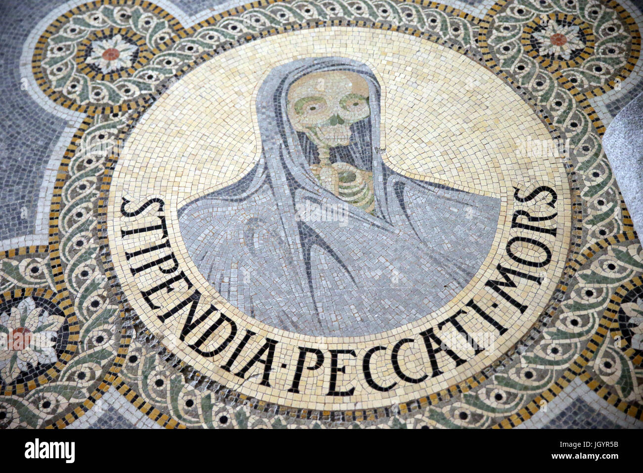 La Basílica de Notre Dame de Fourviere. Mosaico de cráneo representando
