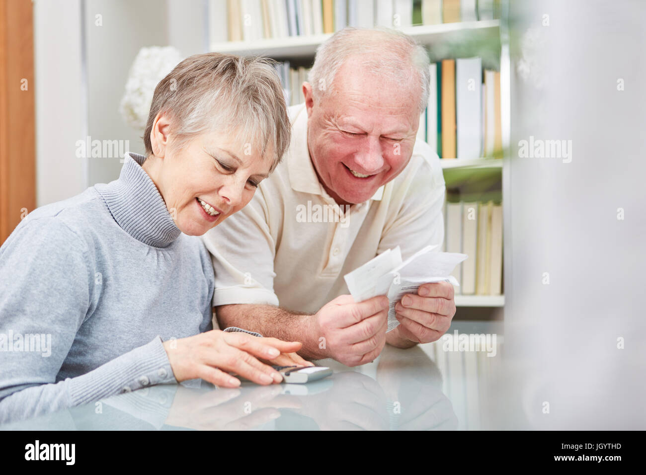 Altos con libro de efectivo y los recibos contables haciendo con mi esposa Foto de stock