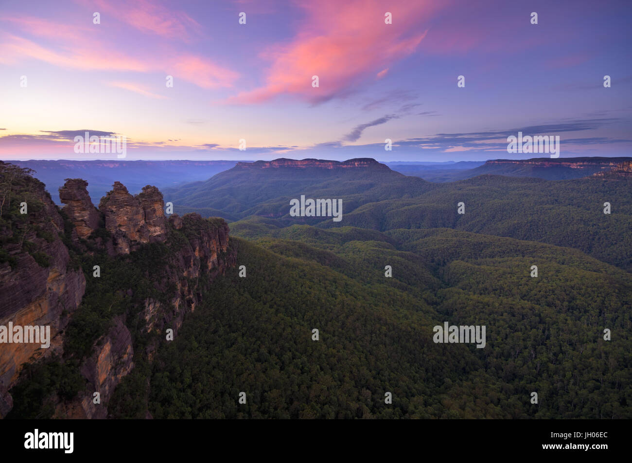 Una rosa del amanecer en los famosos tres hermanas de punto Echo en Katoomba, Blue Mountains, a sólo un par de horas de Sydney Foto de stock