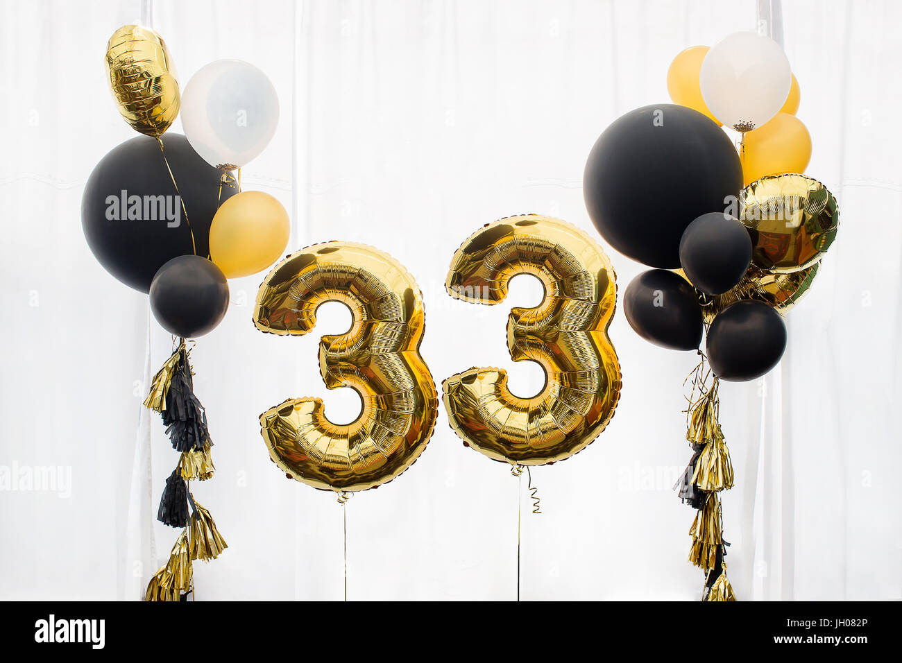 Celebrando un aniversario de cinco años. cumpleaños número 5 globo negro.  cartel de cumpleaños