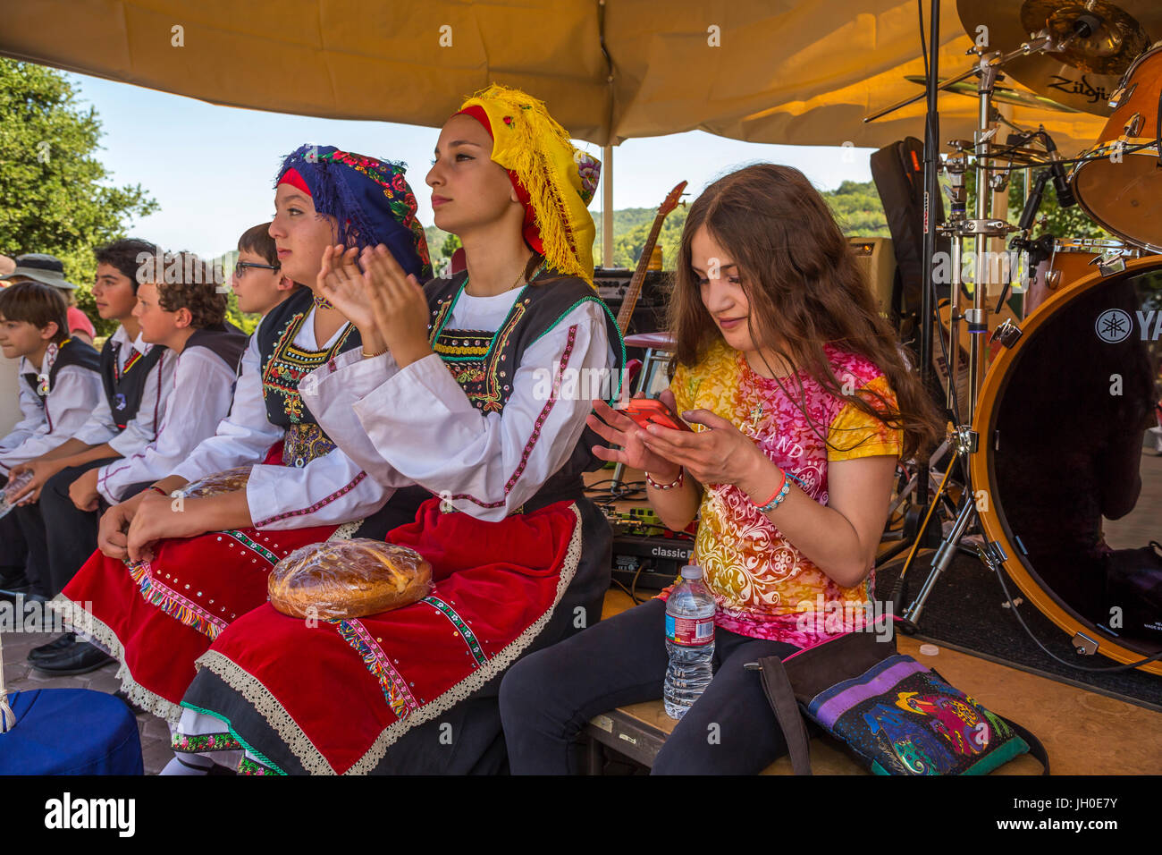 Las niñas Greek-American Folk Griego, bailarines, trajes tradicionales, Marin Festival griego, de la Ciudad de Novato, Marin County, California Foto de stock