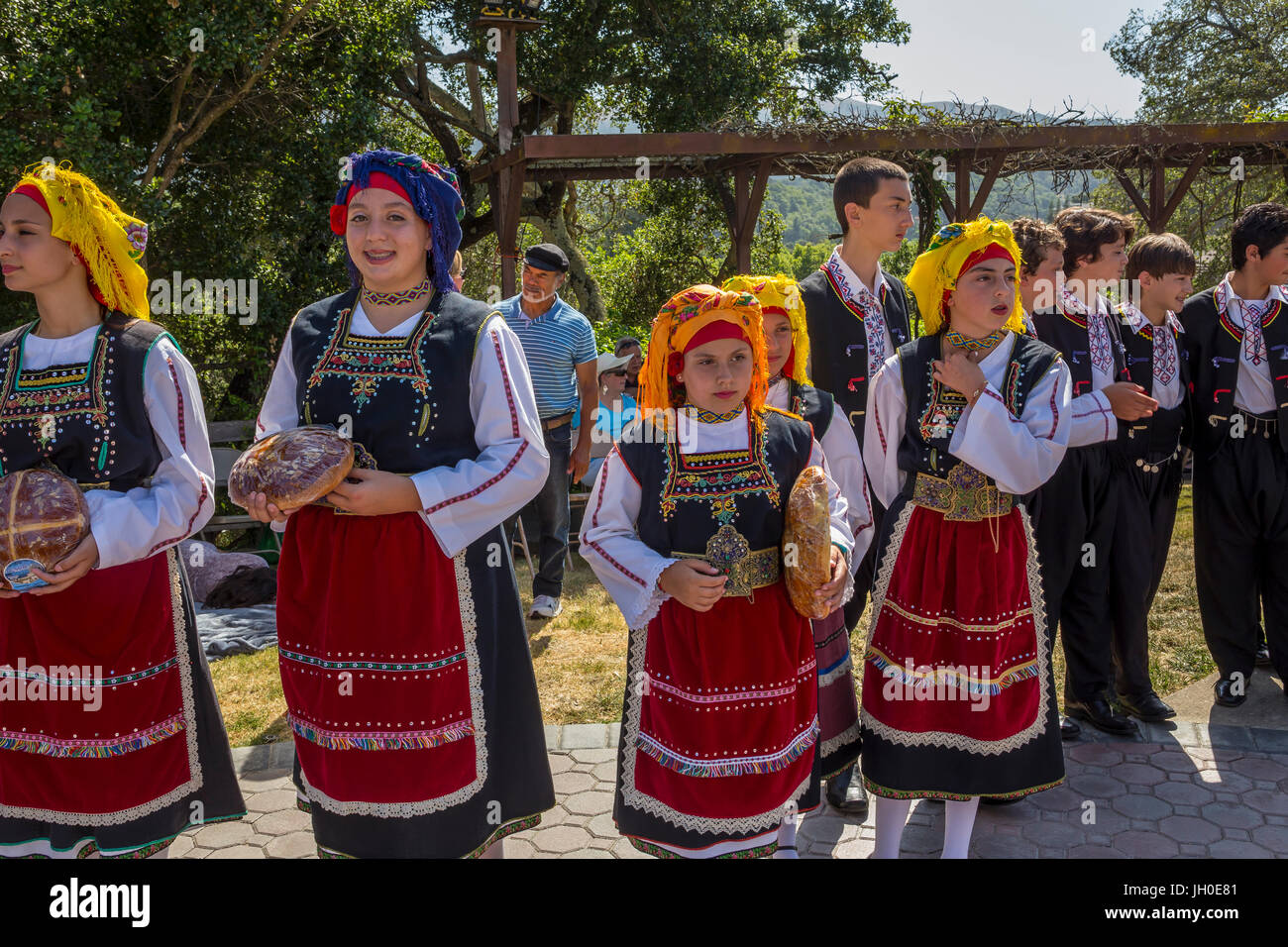 Las niñas, muchachos Greek-American Greek-American Folk Griego, bailarines, trajes tradicionales, Marin Festival griego, de la Ciudad de Novato, Marin County, California Foto de stock