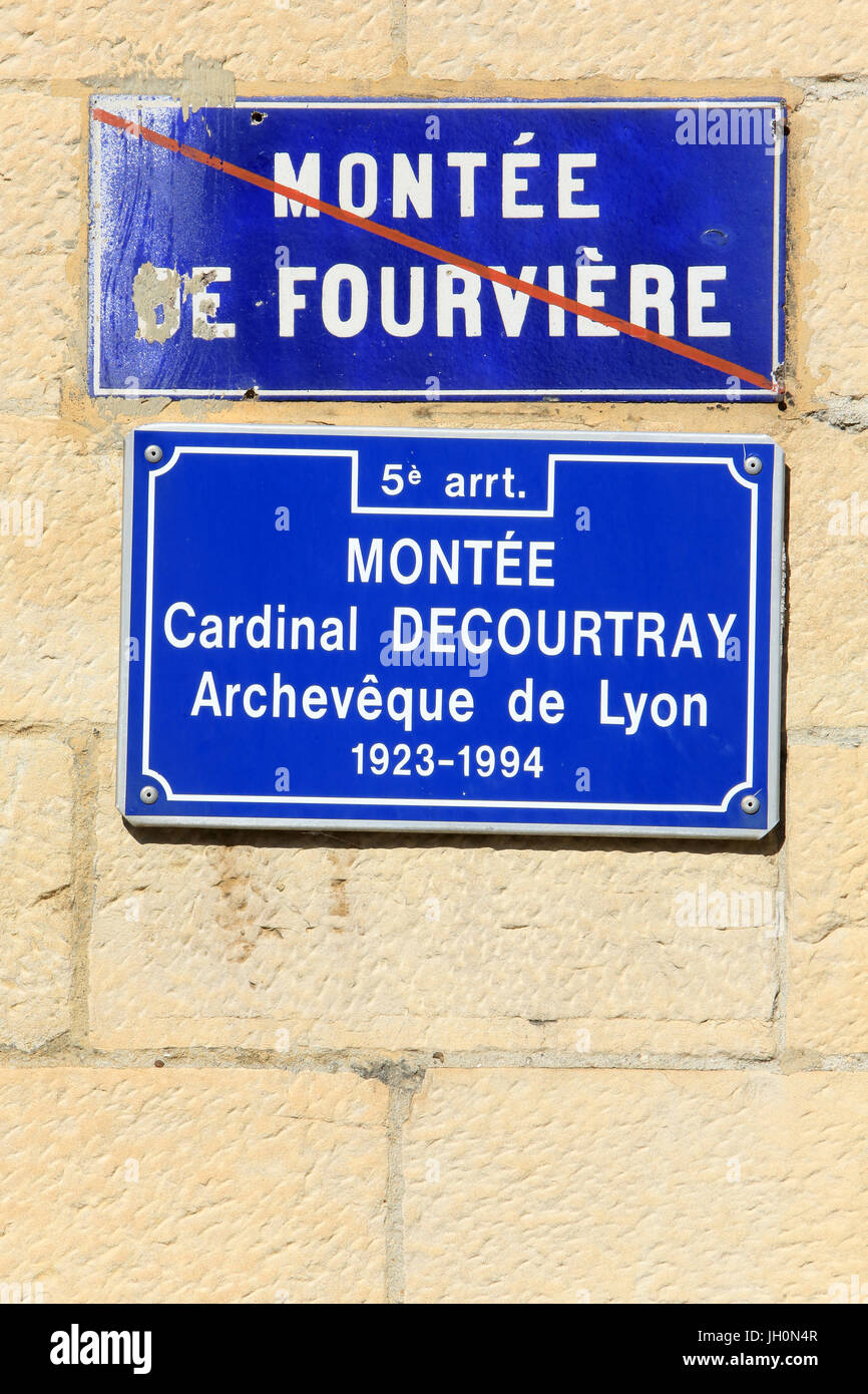 El cardenal Decourtray aumento. El arzobispo de Lyon. 1923-1994. calle signo. Francia. Foto de stock