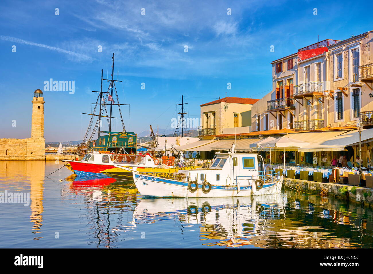 Antiguo Puerto Veneciano, el faro en el fondo, Rethymno, en la isla de Creta, Grecia Foto de stock