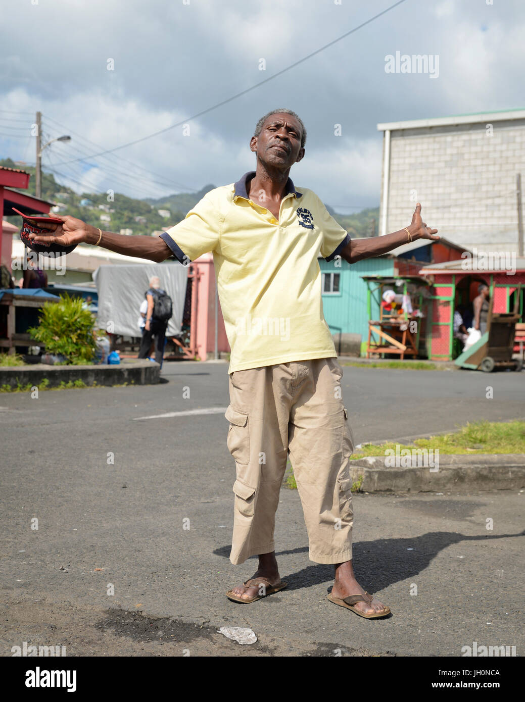 Hombre local en las calles de Kingtown, San Vicente y las Granadinas plantea Foto de stock