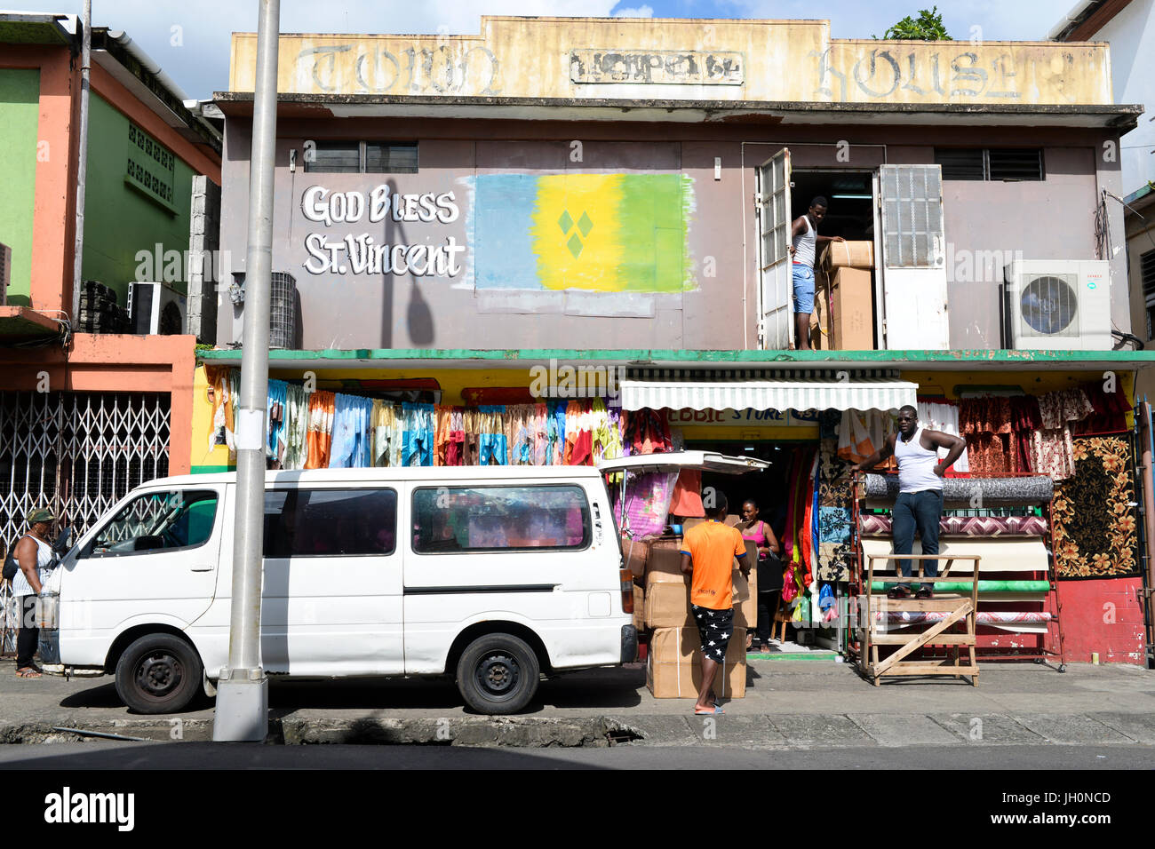 Escena colorida calle de San Vicente y las Granadinas en el Caribe Foto de stock
