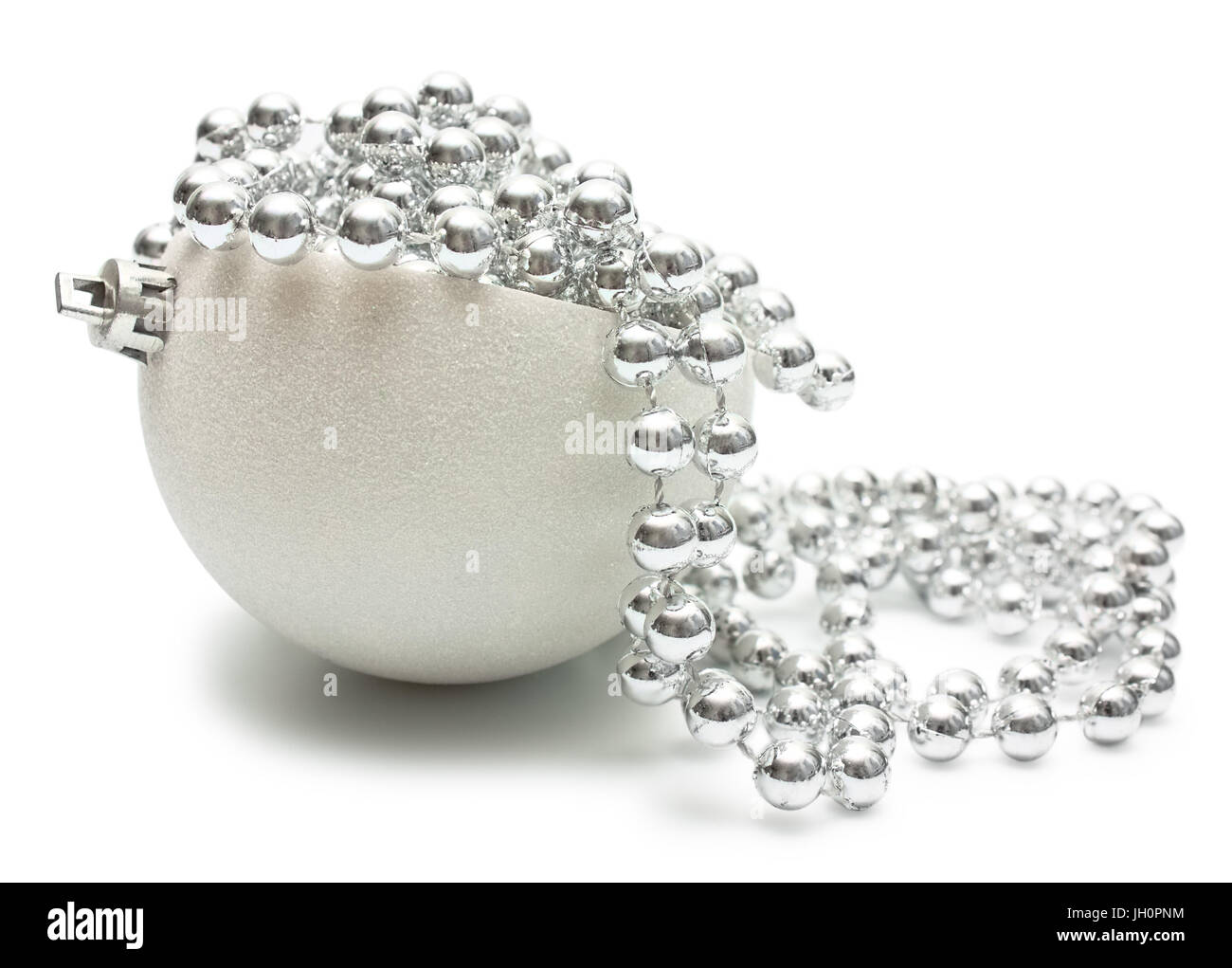 Navidad de lujo de plata: la mitad de la bola de Navidad, blanca y abalorios plata aislado Foto de stock
