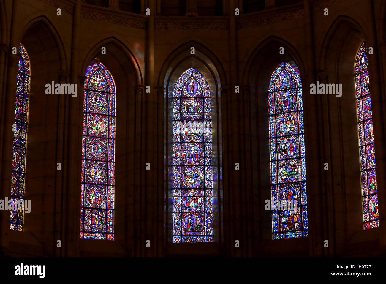 Las vidrieras del siglo 13. Catedral de Lyon. Francia. Foto de stock