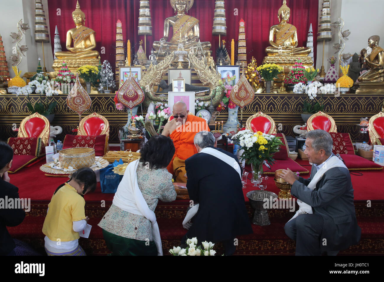Ceremonia budista fotografías e imágenes de alta resolución