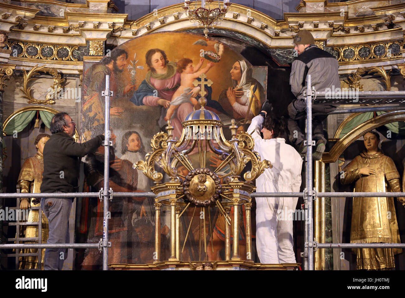 Restauración de Saint Gervais, iglesia barroca. Colgar las pinturas. Francia. Foto de stock