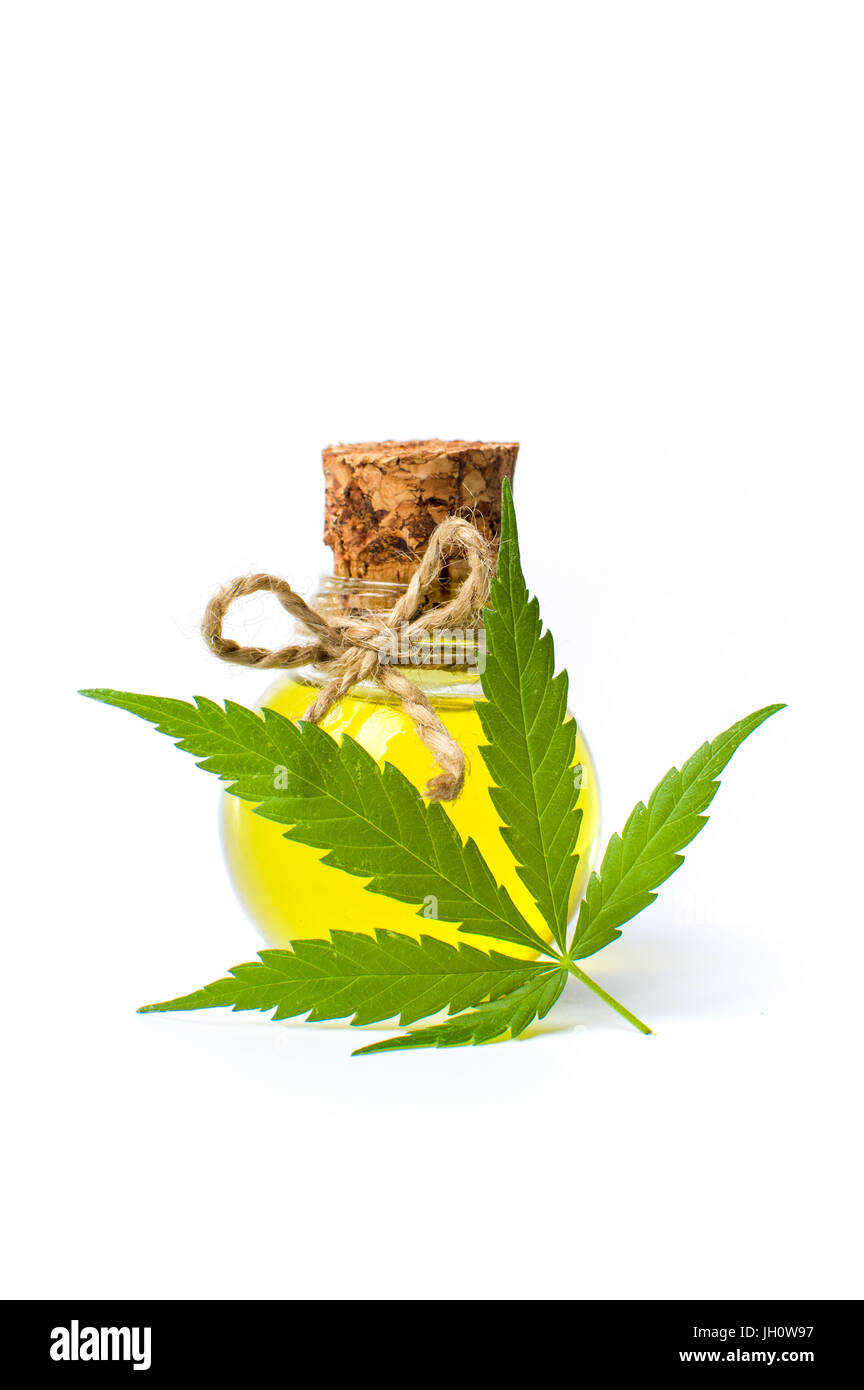 El aceite de cannabis y marihuana leaf aislado en blanco Foto de stock