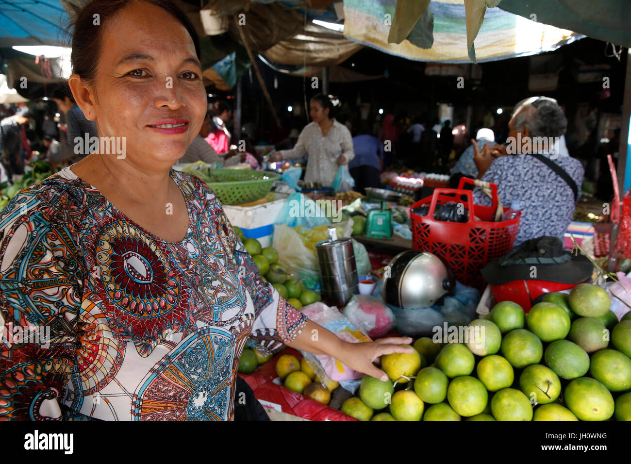 Cliente de microfinanzas Chamroeun trabaja en un mercado de Battambang. Camboya. Foto de stock