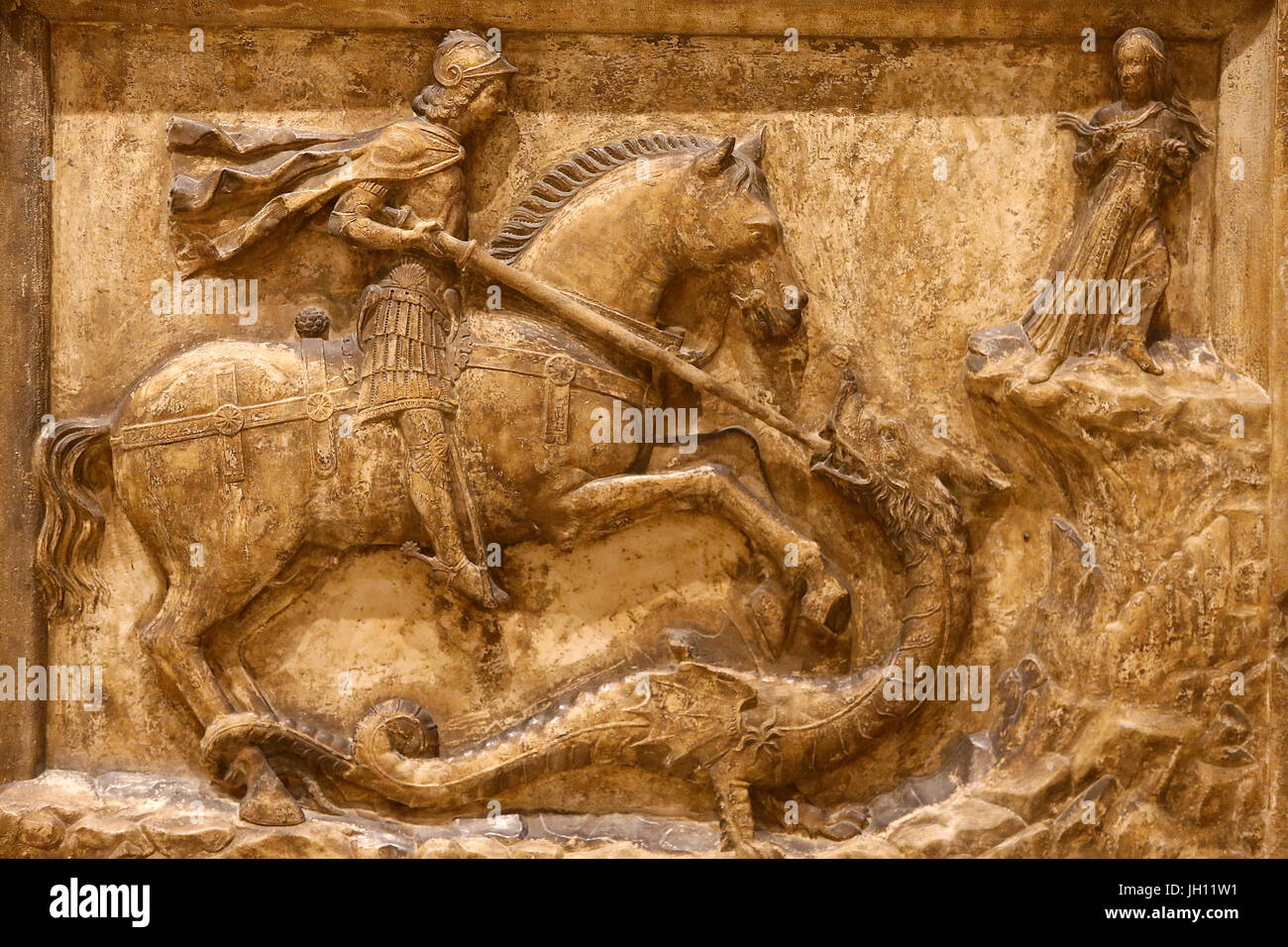 El Victoria and Albert Museum. San Jorge y el dragón Dandolo, flanqueado por los brazos. Alrededor de 1500. Piedra de Istria. Italia, Venecia. Reino Unido. Foto de stock