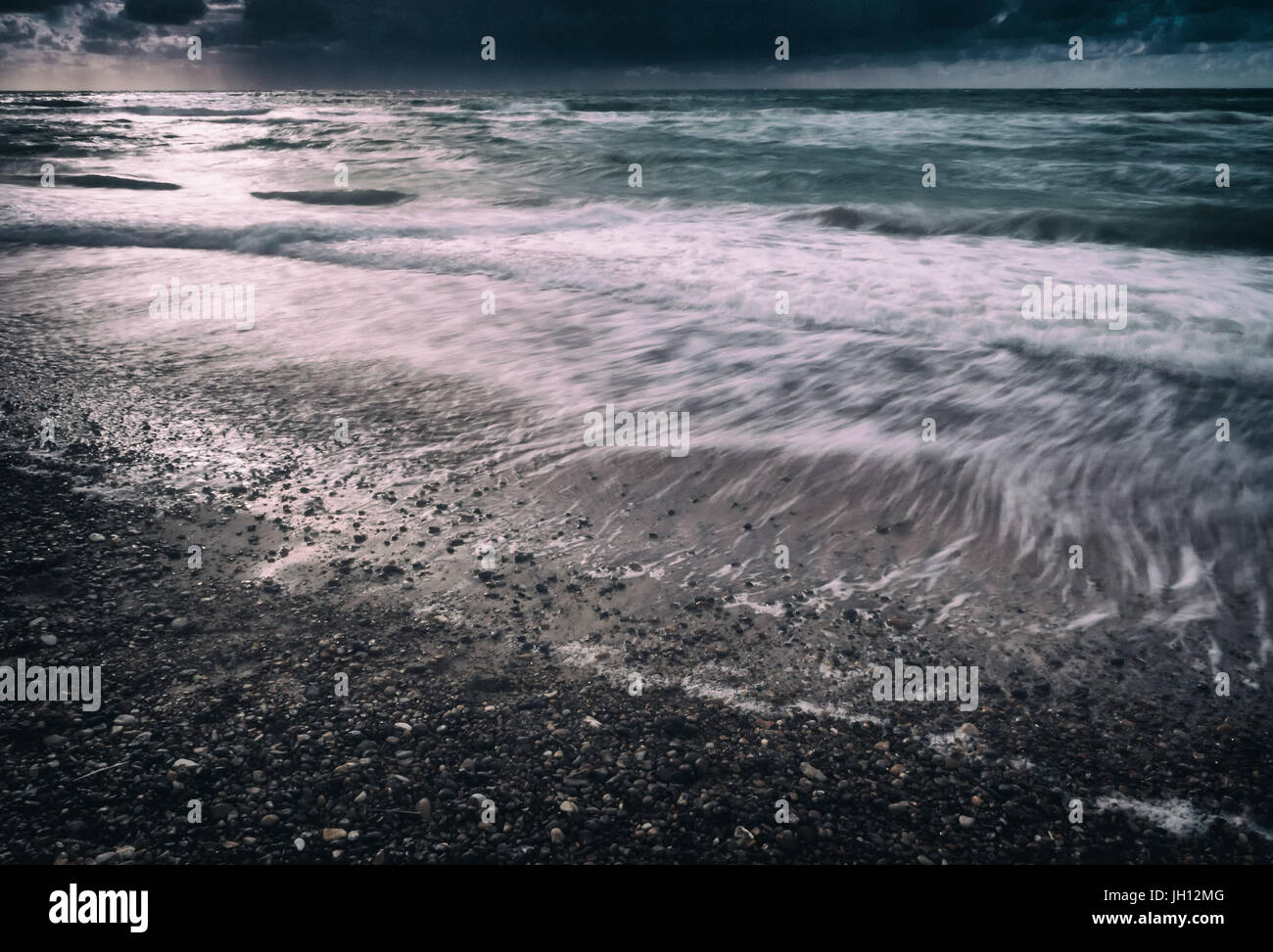 El movimiento de las olas y las nubes a Slette en tu playa, Dinamarca Foto de stock