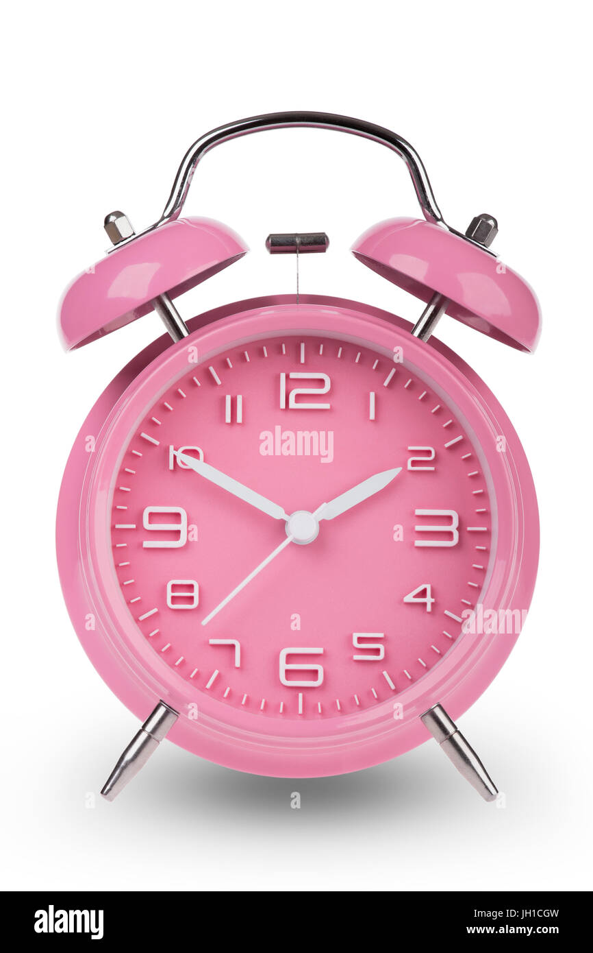 Rosa reloj alarma con las manos a las 10 y 2 am o pm aislado sobre un fondo blanco. Foto de stock