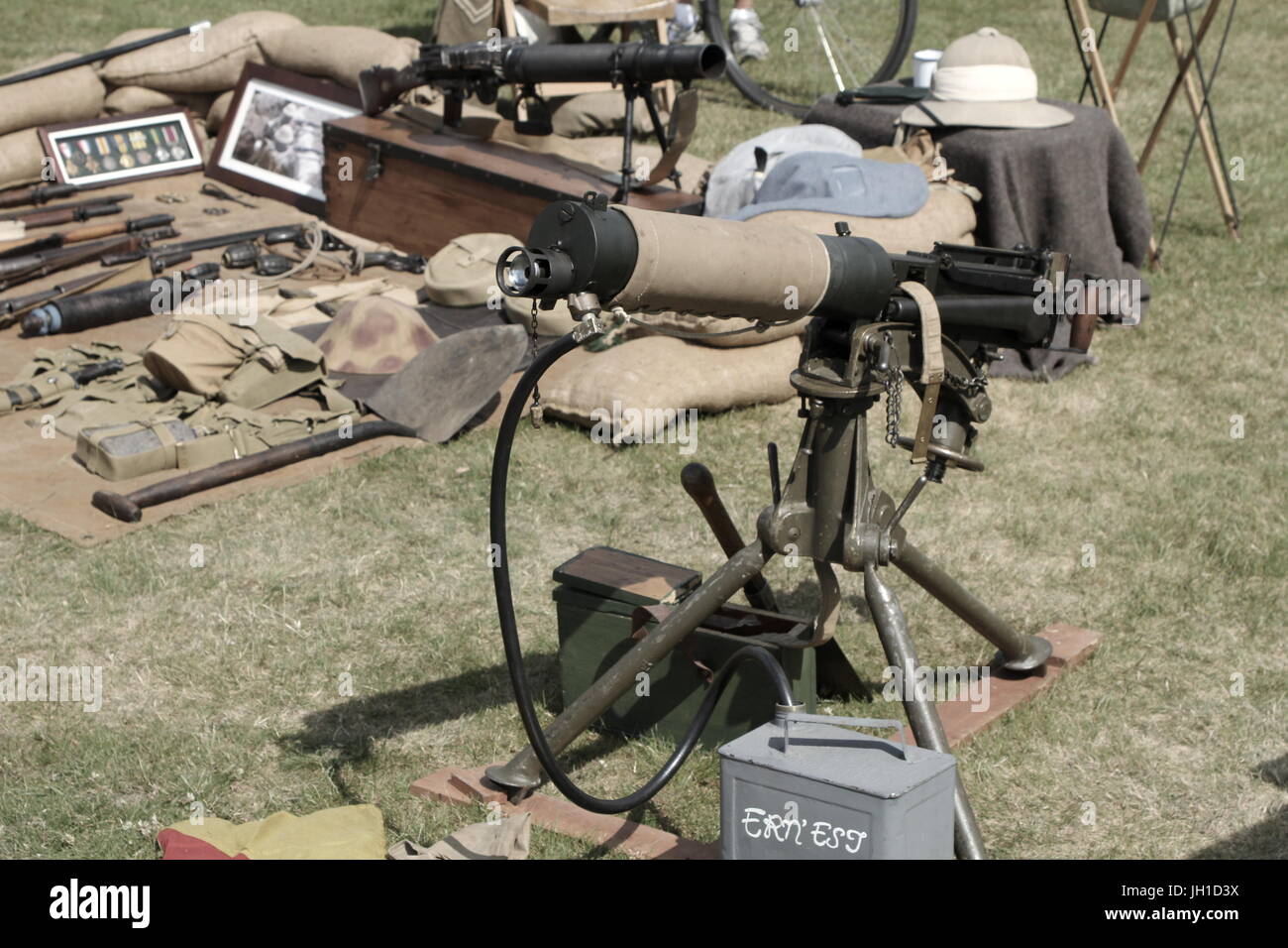 Tonos Vintage foto de una ametralladora Vickers refrigerada por agua y  otras armas pequeñas en una promulgación feria militar Fotografía de stock  - Alamy