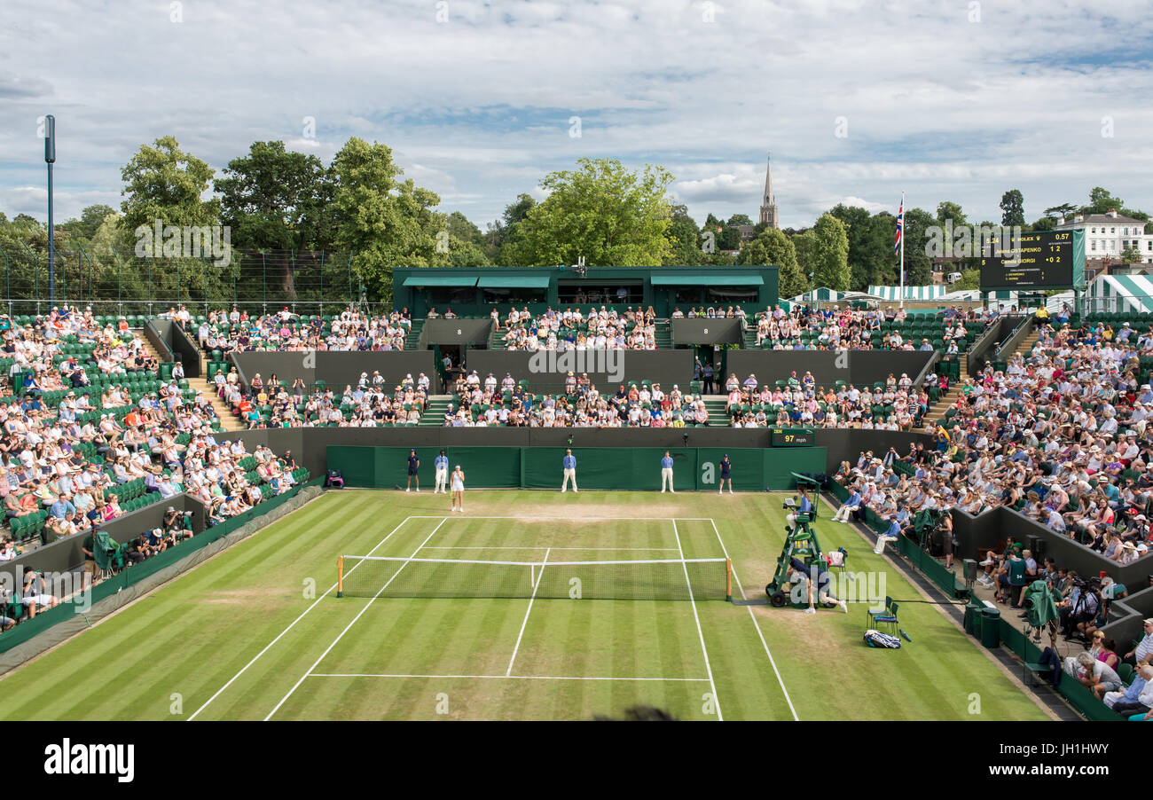 Londres, Reino Unido - Julio 2017: Tribunal nº 2. de los campeonatos de Wimbledon, llena de espectadores esperando el inicio del próximo partido de tenis Foto de stock