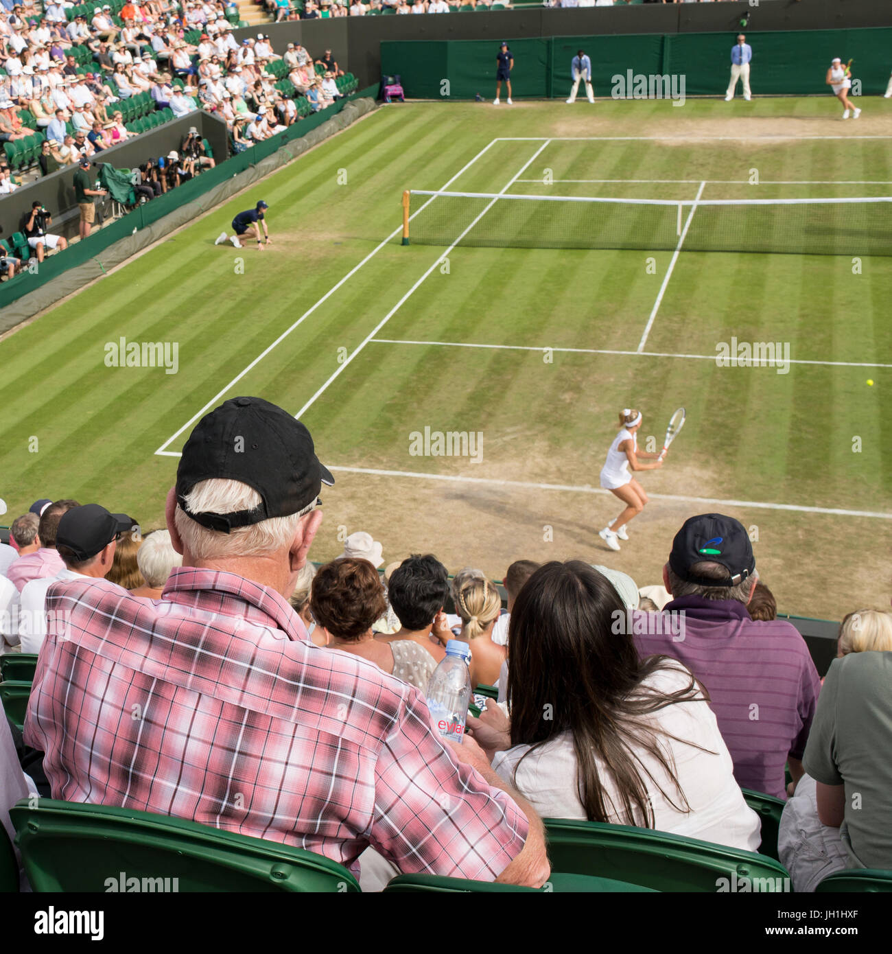 Londres, Reino Unido - Julio 2017: Los espectadores viendo un partido de  tenis en el Campeonato de Wimbledon, juega en el juzgado Nº 2 Fotografía de  stock - Alamy