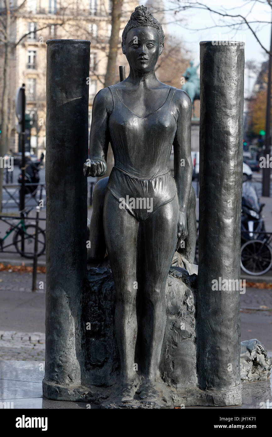 Estatua frente al Conseil Economique et Social Environnemental, París. Francia. Foto de stock