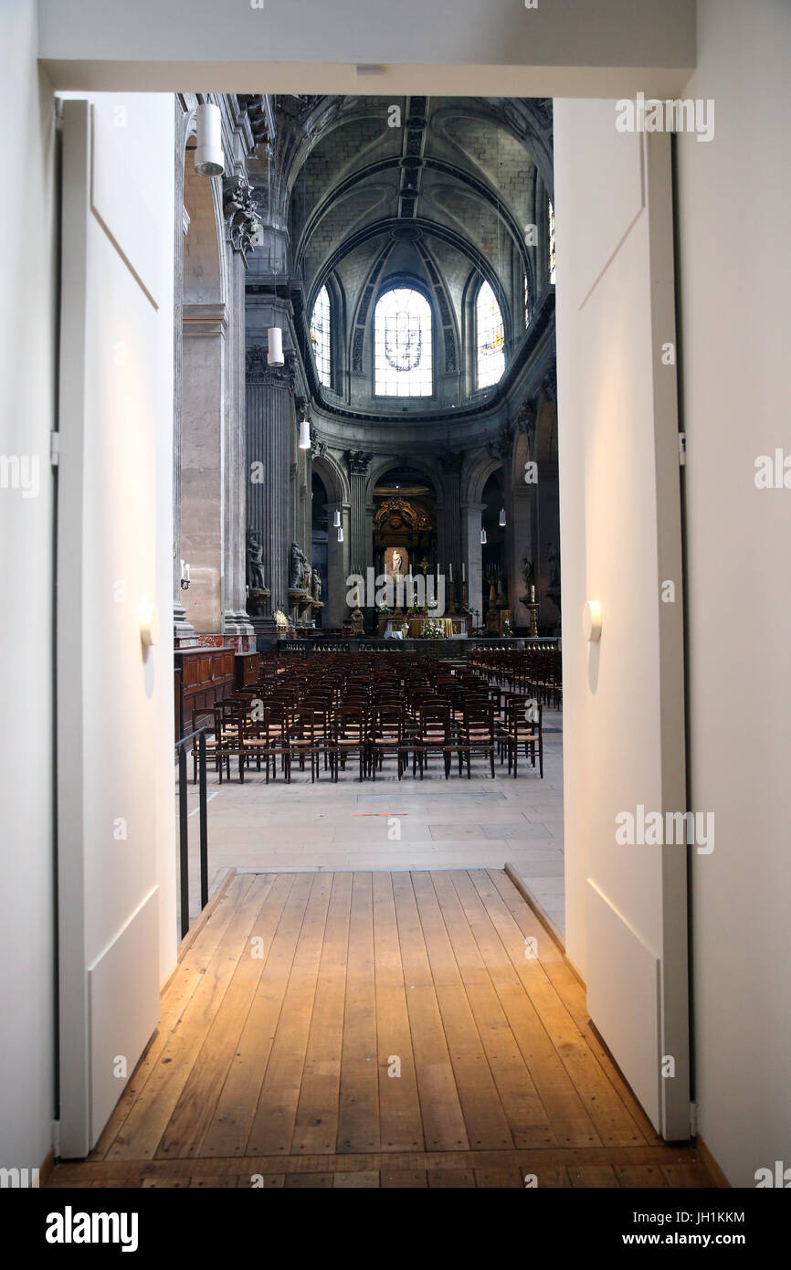 La iglesia de Saint-Sulpice. El Jubileo Extraordinario de la misericordia. La puerta de la misericordia. París. Francia. Foto de stock