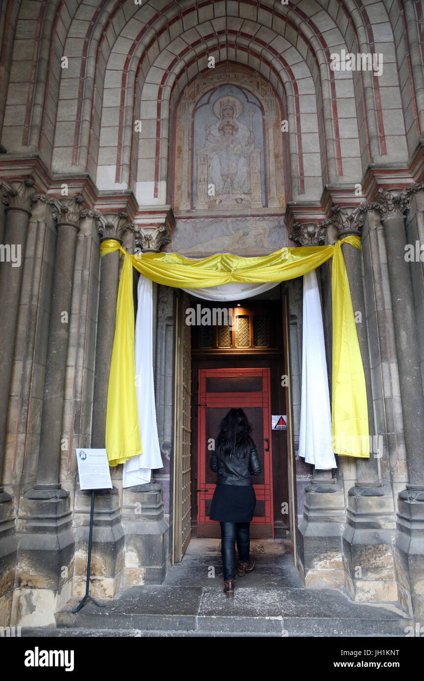 La catedral de Moulins. El Jubileo Extraordinario de la misericordia. Puerta santa. Moulins. Francia. Foto de stock