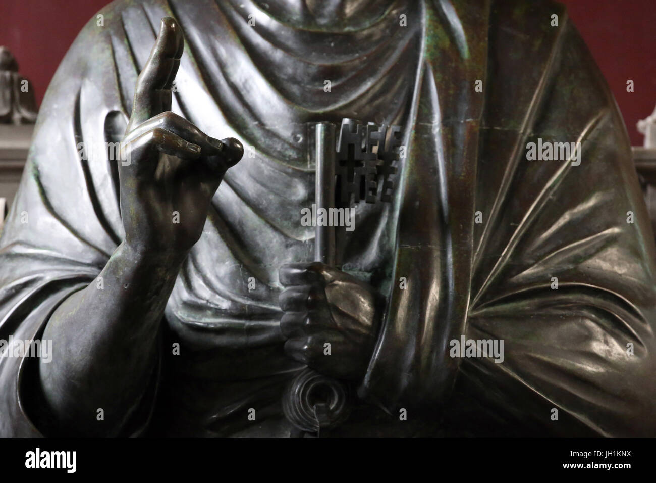 La catedral de Moulins. San Pedro y sus llaves. Estatua. Moulins. Francia. Foto de stock