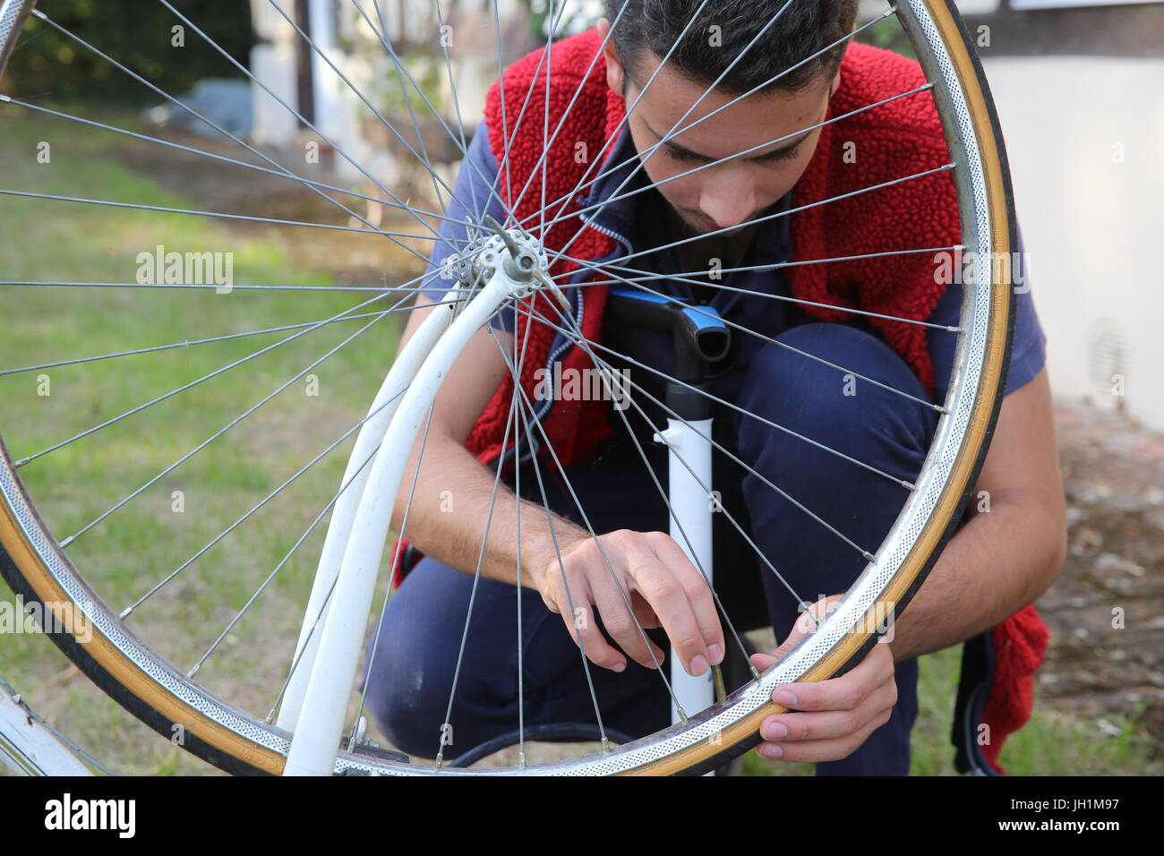 Joven inflar un neumático de bicicleta. Francia Fotografía de stock - Alamy