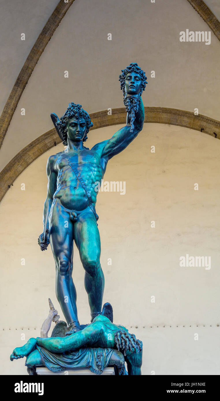 La Escultura En Bronce De Perseo Con La Cabeza De Medusa Hecha Por 