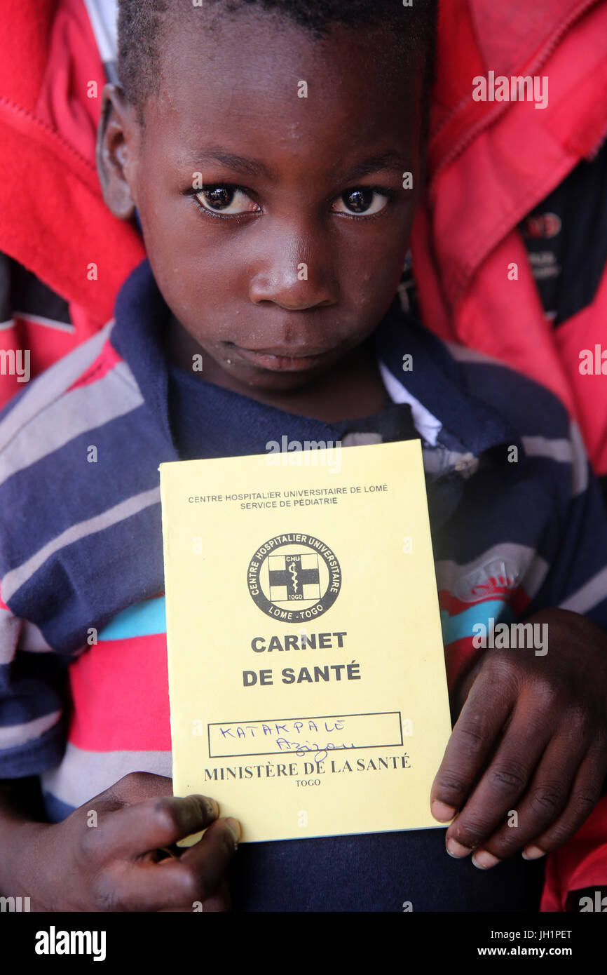 Hospital pediátrico de África. Salud. Folleto de registro de salud infantil. Togo. Foto de stock