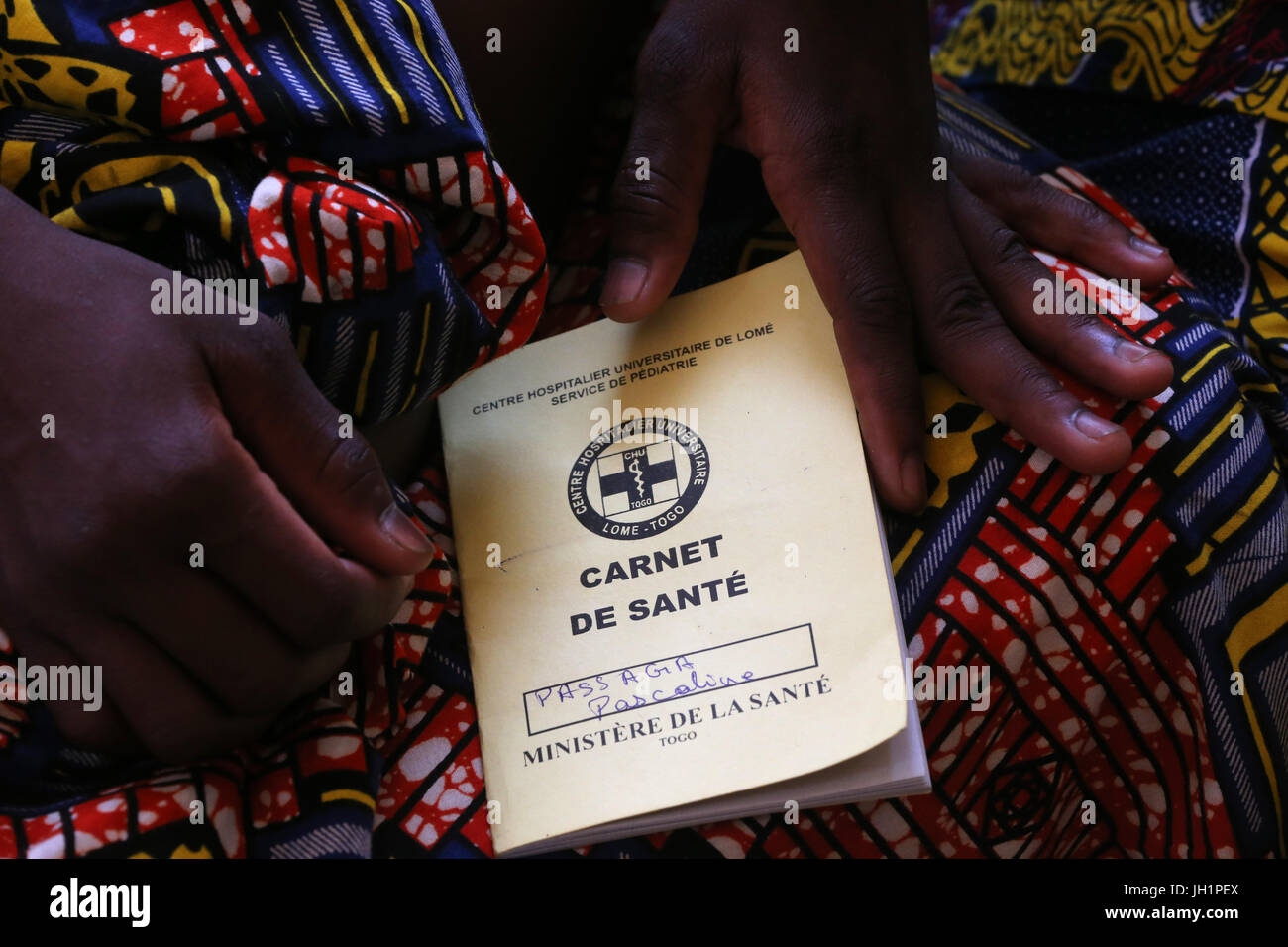 Hospital pediátrico de África. Salud. Folleto de registro de salud infantil. Togo. Foto de stock