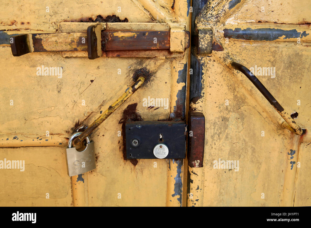 Antigua puerta metálica con cerradura. Lome. Togo Fotografía de stock -  Alamy