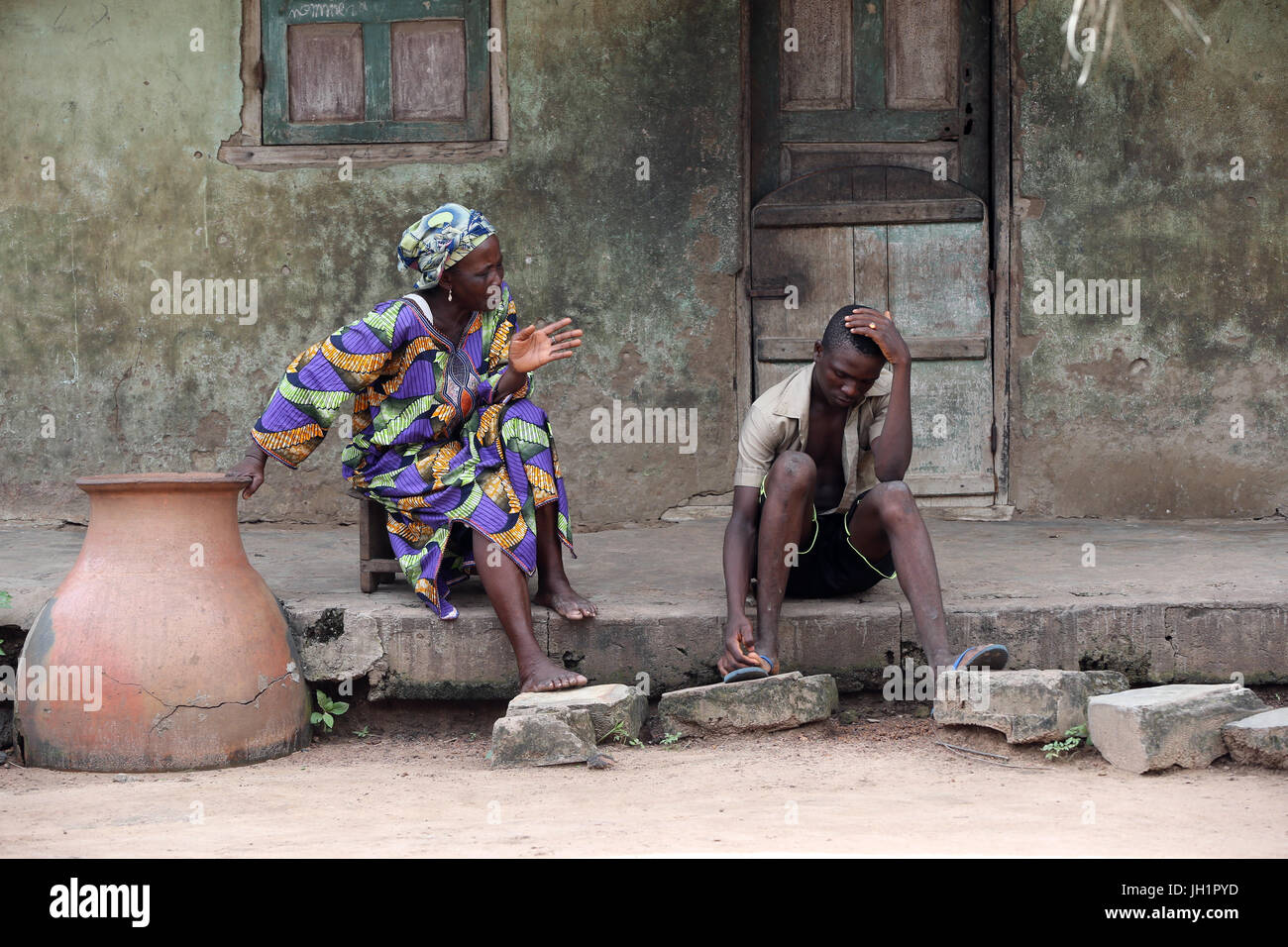 La vida del pueblo africano. Madre e hijo en la parte frontal de la casa. Togo. Foto de stock