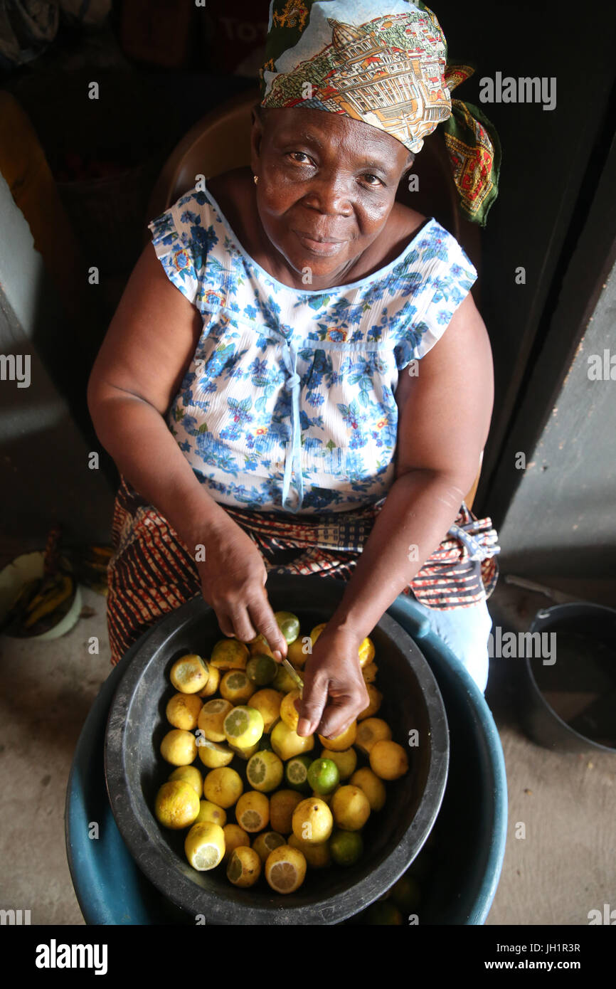 Marhet africanos. Mujer haciendo un poco de zumo de limón. Lome. Togo. Foto de stock