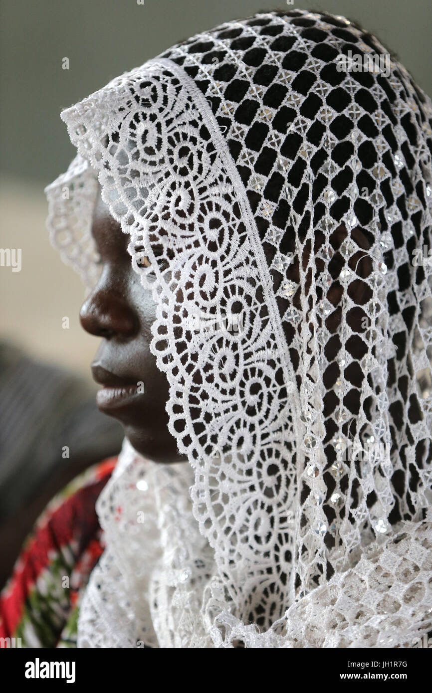 Africain vestida de velo musulmán ( hidjab ). Lome. Togo. Foto de stock