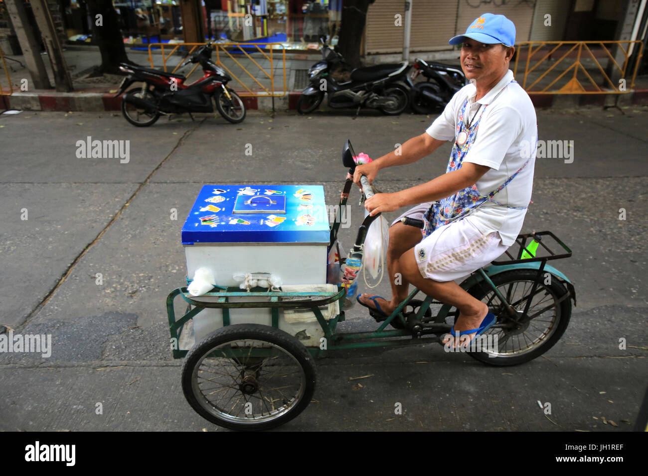 Vendedor tricicles fluyendo de hielo. Bangkok. Tailandia. Foto de stock