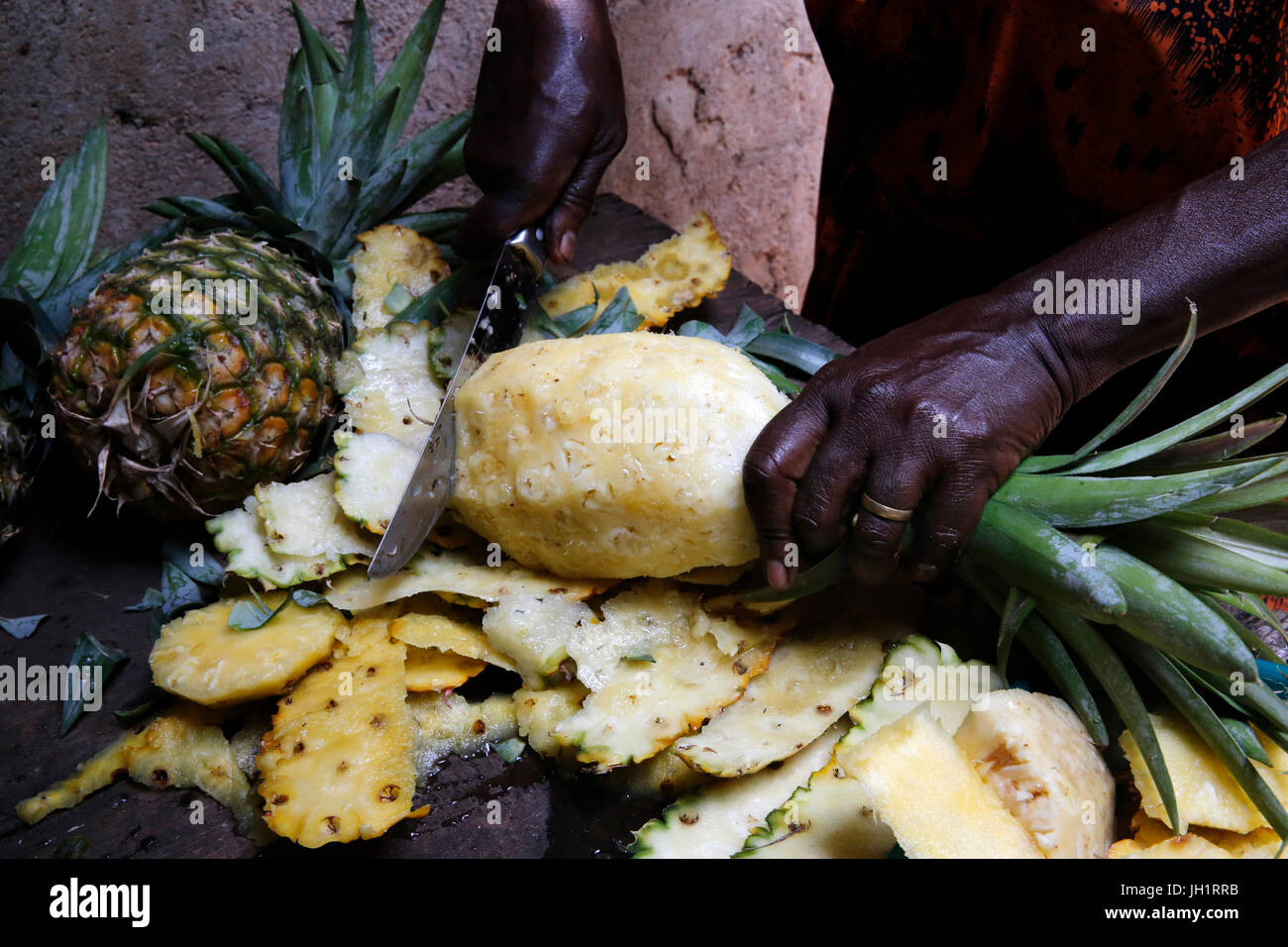 Comida preparada por un grupo de miembros de la Obra Kolping de Uganda. El grupo (10 mujeres y 5 hombres) administra un negocio de catering, financiado con 2,5 millones de UGS loa Foto de stock