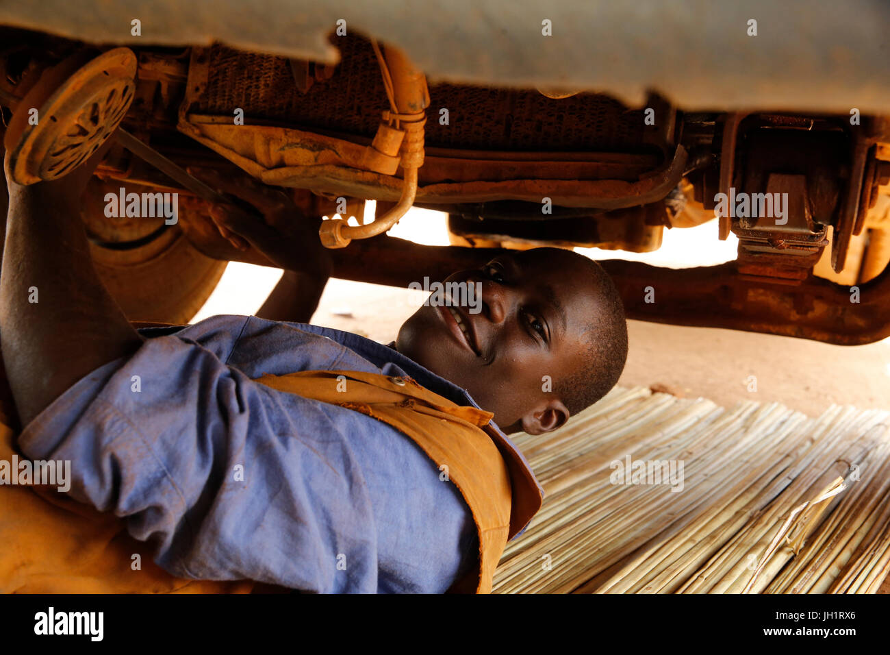Mecánico que trabaja en un garaje, financiado con un préstamo de microfinanzas ENCOT. Uganda. Foto de stock